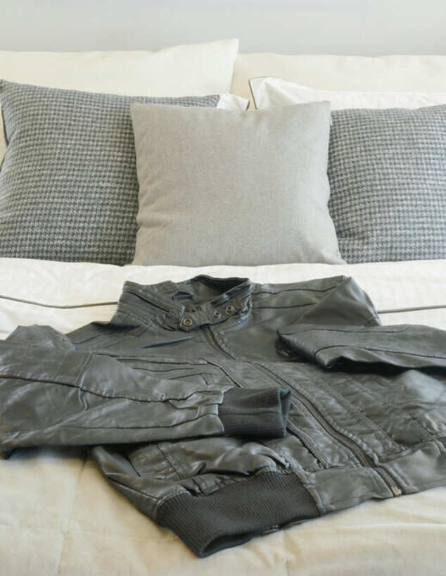 מעיל עור על מיטה