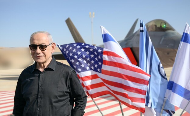 ראש הממשלה בנימין נתניהו עם טייסי חיל האוויר וטייס