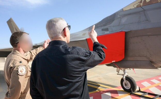 ראש הממשלה בנימין נתניהו עם טייסי חיל האוויר וטייס