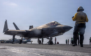 מטוסי F-35 על נושאת המטוסים אברהם לינקולן, 28.2.2026 (צילום: ap)