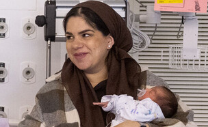 הורים בפגייה התת קרקעית בבית החולים שערי צדק בירושלים (צילום: חיים גולדברג, פלאש 90)