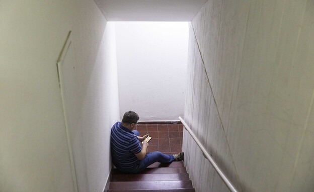 ישראלי בחדר מדרגות בזמן אזעקה בגלל שיגור מאיראן