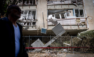 זירת פגיעת הטיל האיראני בבתים בגוש דן (צילום: חיים גולדברג, פלאש90)