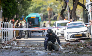 זירת פגיעת הטיל האיראני בבתים בגוש דן (צילום: חיים גולדברג, פלאש90)