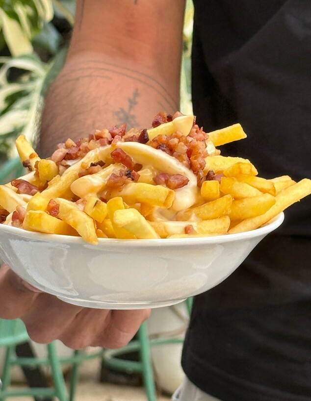 אפילו הצ'יפס מושחת ומנחם. טוסום מודיעין