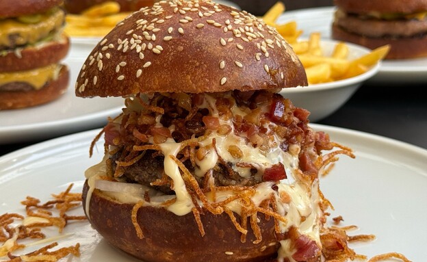 טוסום מודיעין. המבורגר עם מח עצם בייקון וצ'דר (צילום: לין לוי, mako אוכל)
