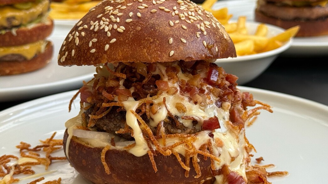 טוסום מודיעין. המבורגר עם מח עצם בייקון וצ'דר