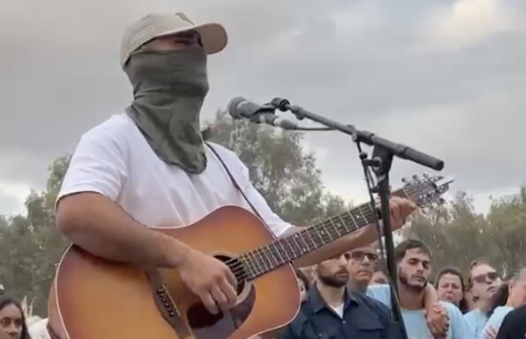 המסתערב מ' בהופעה בטקס לזכר נרצחי הנובה