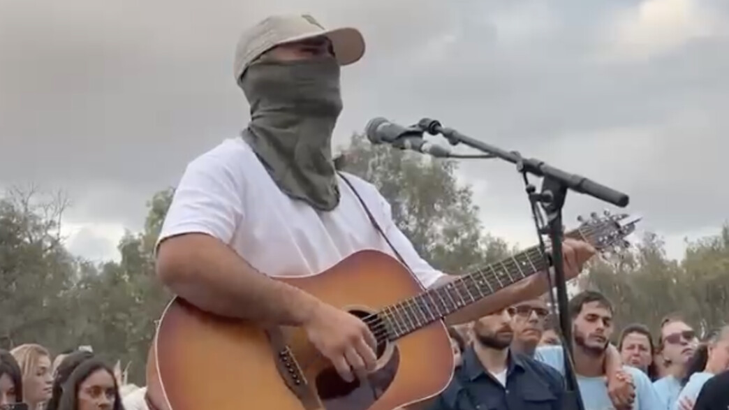 המסתערב מ' בהופעה בטקס לזכר נרצחי הנובה