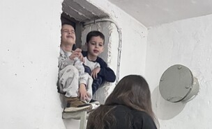 משפחה במקלט בחיפה, 28.2.2026 (צילום: Elena Rostunova, shutterstock)