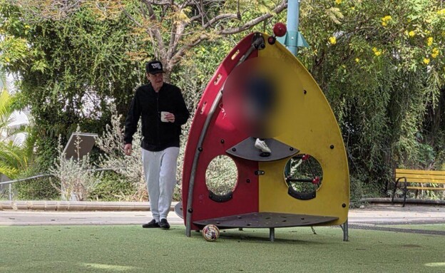 קוונטין טרנטינו בגינת משחקים בתל אביב