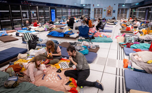 אזרחים מתמגנים בזמן אזעקות  (צילום: חיים גולדברג, פלאש 90)