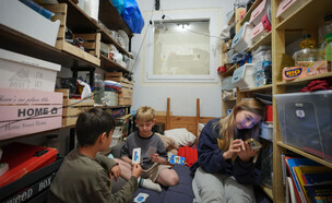 אזרחים מתמגנים בזמן אזעקות  (צילום: חן לאופולד, פלאש 90)