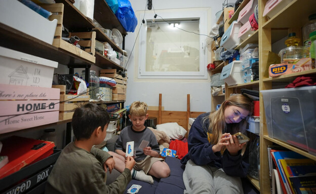 אזרחים מתמגנים בזמן אזעקות  (צילום: חן לאופולד, פלאש 90)