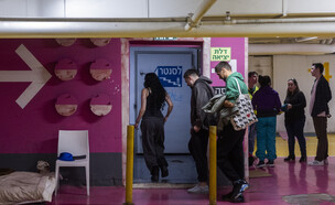 אזרחים מתמגנים בזמן אזעקות  (צילום: חיים גולדברג, פלאש 90)