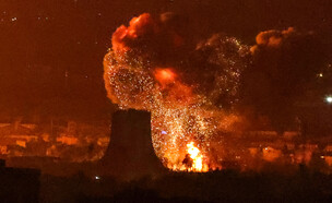 תקיפת מאגרי הנפט בטהראן (צילום: ATTA KENARE / AFP, getty images)