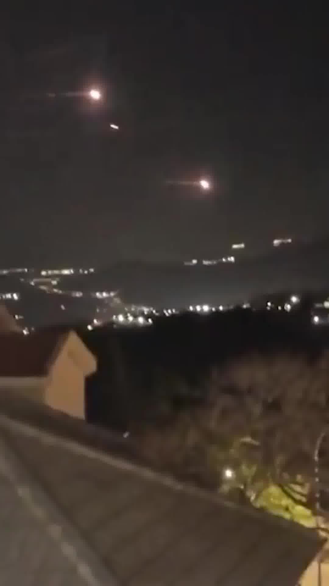 תיעוד דרמטי מהחלון: יירוטים רבים ממלאים את השמיים במתקפת חיזבאללה על הצפון