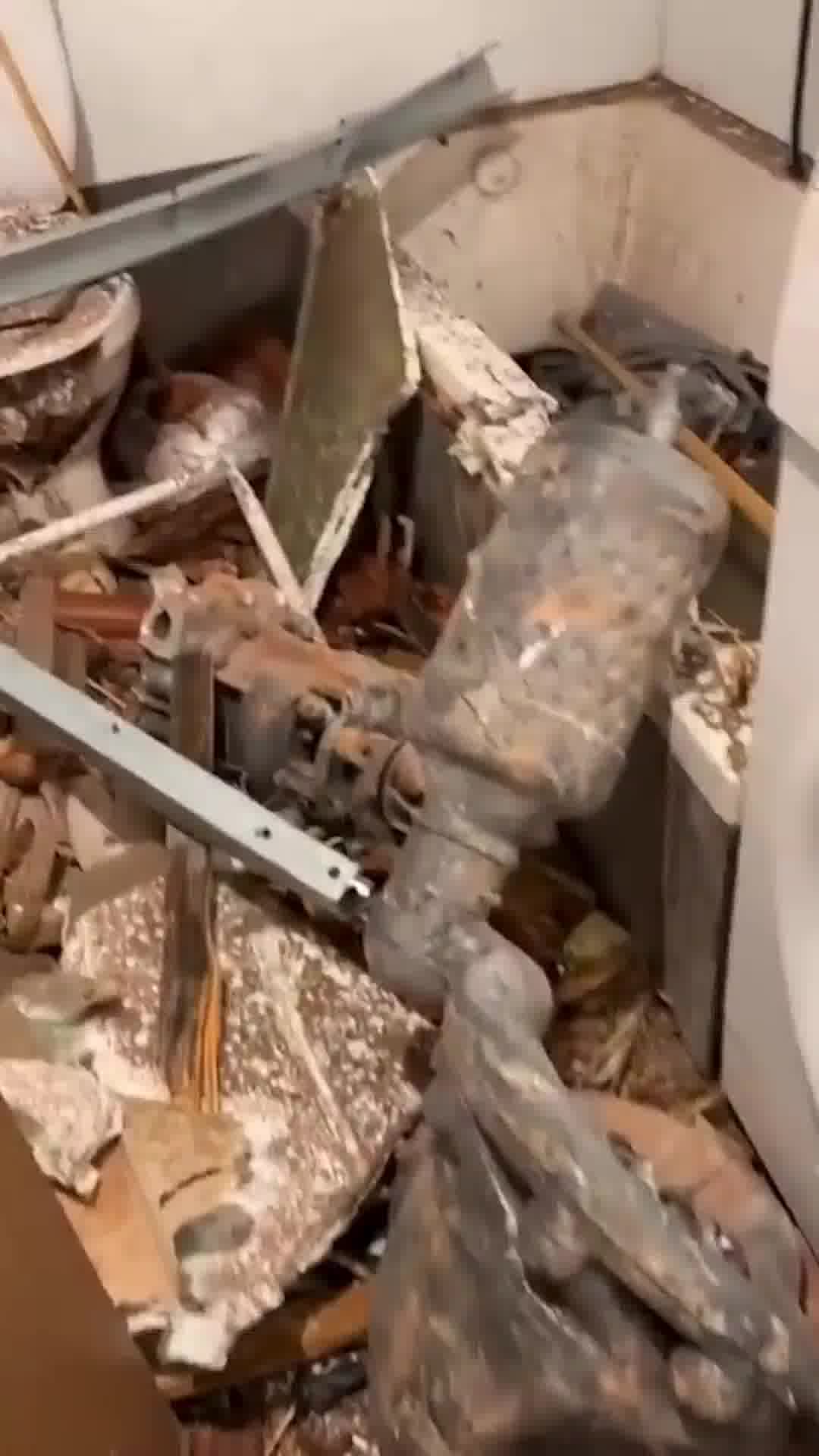 שבר טיל ענק ליד מכונת הכביסה: תיעוד הפגיעה בווילה במרכז הארץ