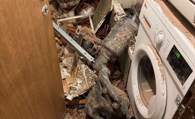 פגיעת רסיס בבית בלוד (צילום: לפי סעיף 27 א')