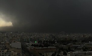 עשן סמיך בטהראן אחרי תקיפת מתקני הדלק