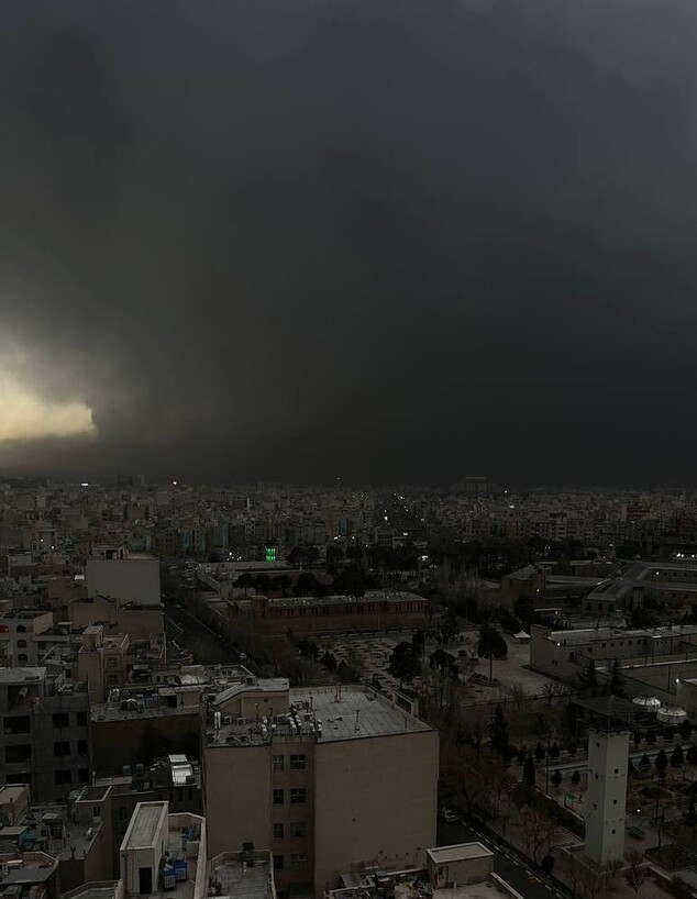 עשן כבד בטהראן בעקבות תקיפת מתקני הדלק