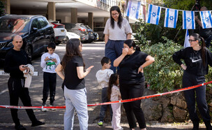 אתר נפילת הרסיס מטיל שנורה מאיראן בגבעתיים, 6.3.2026 (צילום: חיים גולדברג, פלאש 90)