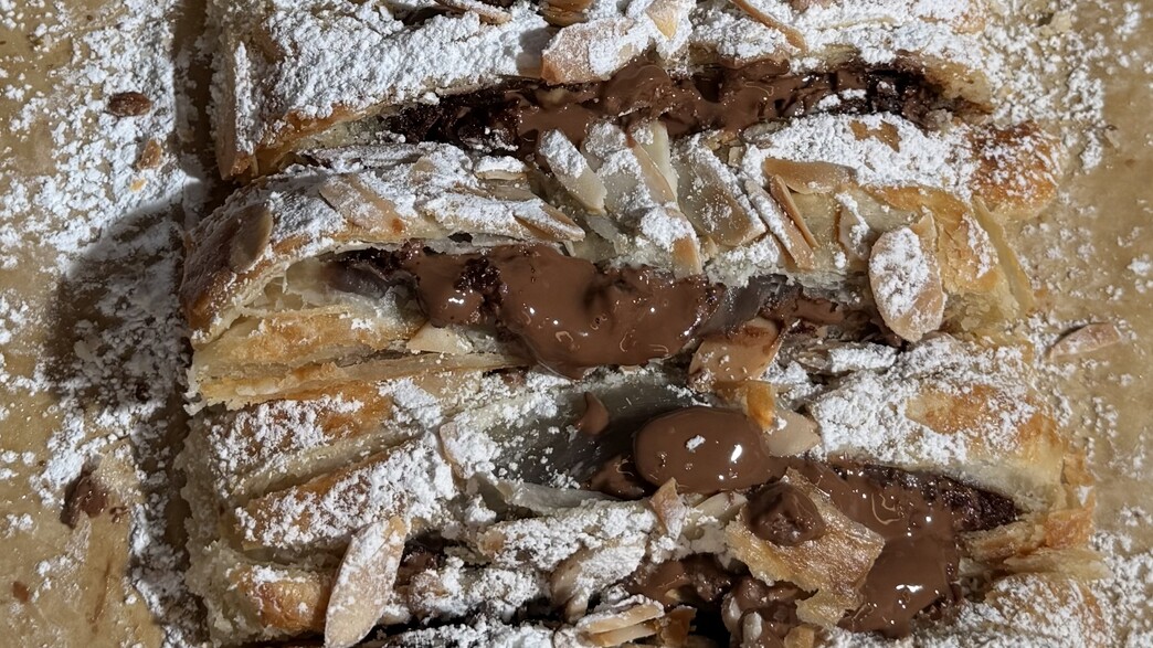 "קרואסון" שוקולד שקדים של קורל חוטה "קרואסון" שוקולד שקדים של קורל חוטה