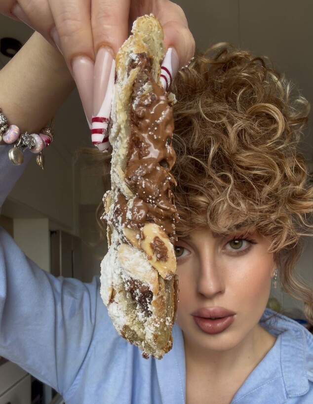 "קרואסון" שוקולד שקדים ב-5 דקות של קורל חוטה "קרואסון" שוקולד שקדים ב-5 דקות של קורל חוטה