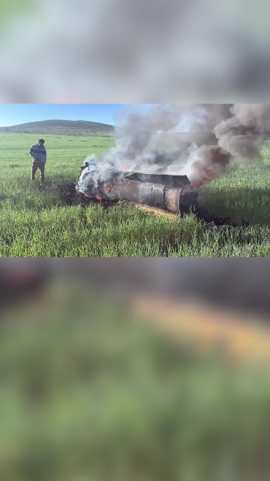 חקלאי ליד הטיל הענק שנפל לו באמצע השדה | מתפרסם באישור הצנזורה