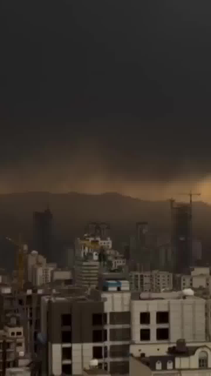 עננים שחורים מכסים את שמי טהרן