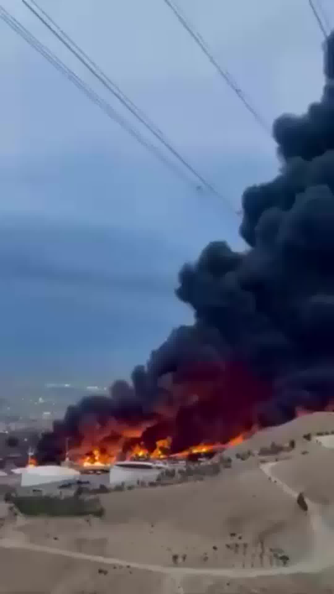מיכלי הנפט של צבא איראן בטהרן עדיין בוערים גם הבוקר