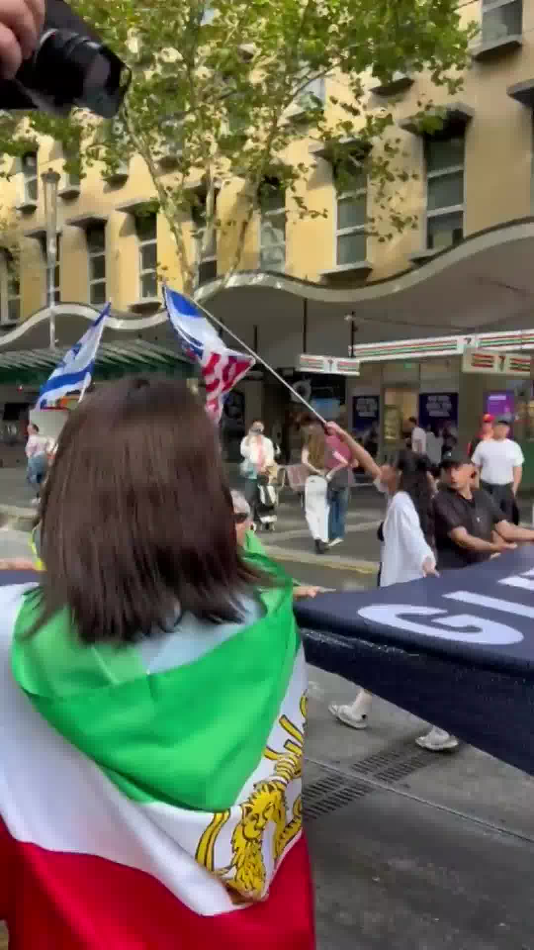 הפגנת ענק במרכז מלבורן נגד המשטר באיראן וקריאות שבח לנתניהו וטראמפ