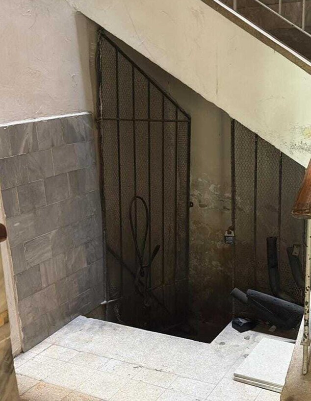 דלת המקלט של יובל בבניין שבו הוא גר בת"א