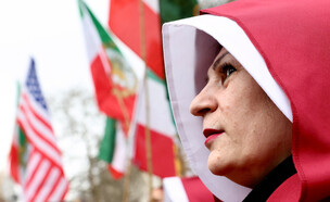 הפגנה למען החלפת המשטר באיראן (צילום: רויטרס)