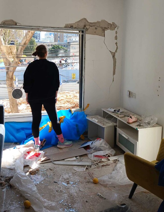 רעות נוימן, בבית שנפגע בתל אביב רעות נוימן, בבית שנפגע בתל אביב