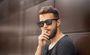 גבר מעשן (צילום: Aleksandr Yu, shutterstock)