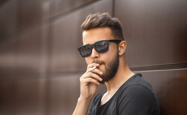 גבר מעשן (צילום: Aleksandr Yu, shutterstock)