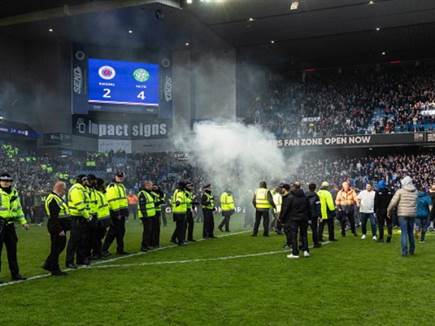 כוחות משטרה גדולים במגרש (GETTY)
