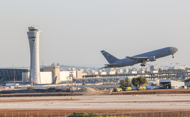 איך מנחיתים טיסות במקביל למטחים?