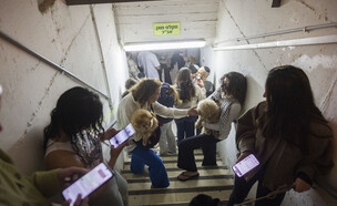 אזרחים מתמגנים בזמן אזעקות  (צילום: חיים גולדברג, פלאש 90)