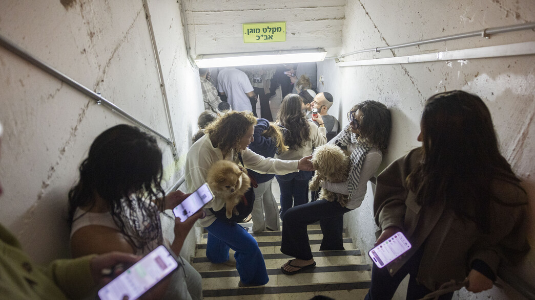 אזרחים מתמגנים בזמן אזעקות 