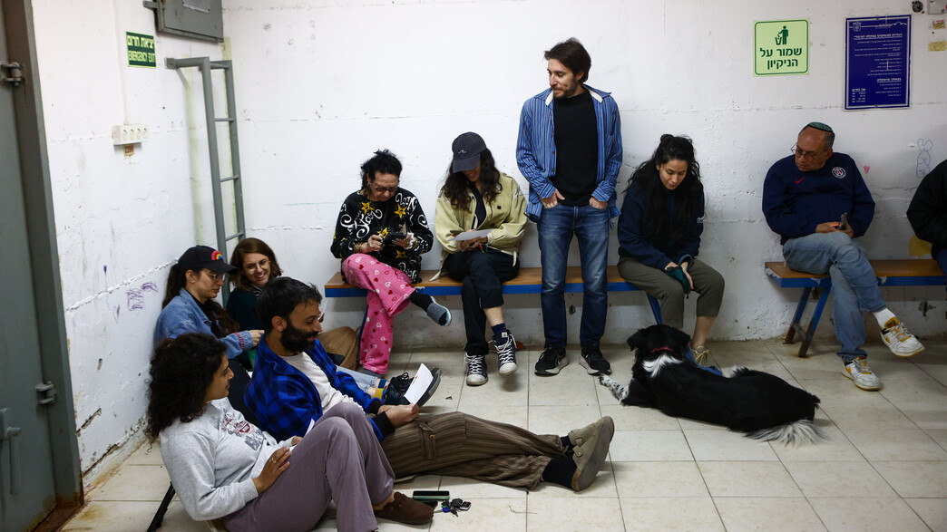 אזרחים מתמגנים בזמן אזעקות 