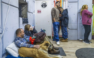 אזרחים במרחבים המוגנים בזמן השיגורים מאיראן (צילום: יוסי אלוני, פלאש 90)