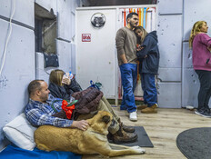 אזרחים במרחבים המוגנים בזמן השיגורים מאיראן