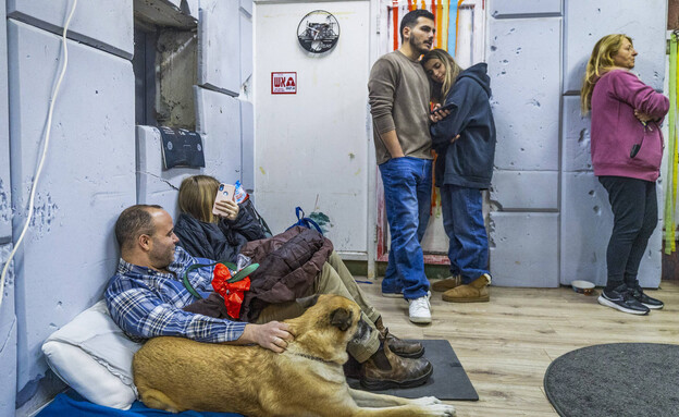 אזרחים במרחבים המוגנים בזמן השיגורים מאיראן (צילום: יוסי אלוני, פלאש 90)