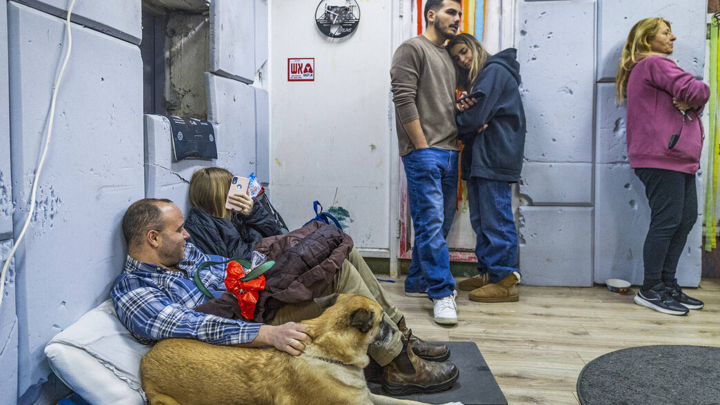 אזרחים במרחבים המוגנים בזמן השיגורים מאיראן