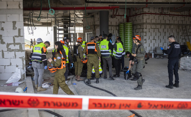 זירת נפילת רסיס של טיל מתפזר באתר בנייה ביהוד