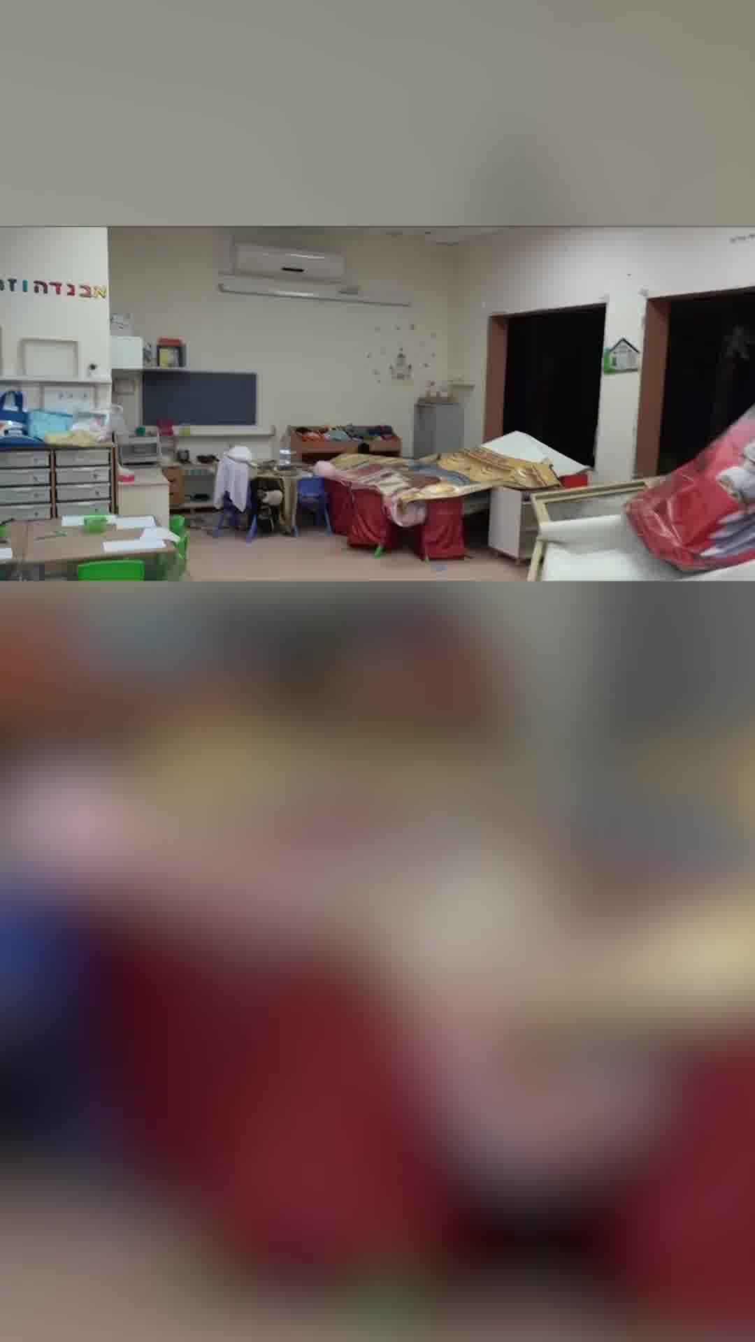 גן הילדים הרוס לגמרי: חלונות מנופצים וצעצועים מפוזרים | תיעוד פגיעת הרקטה מלבנון במרכז הארץ
