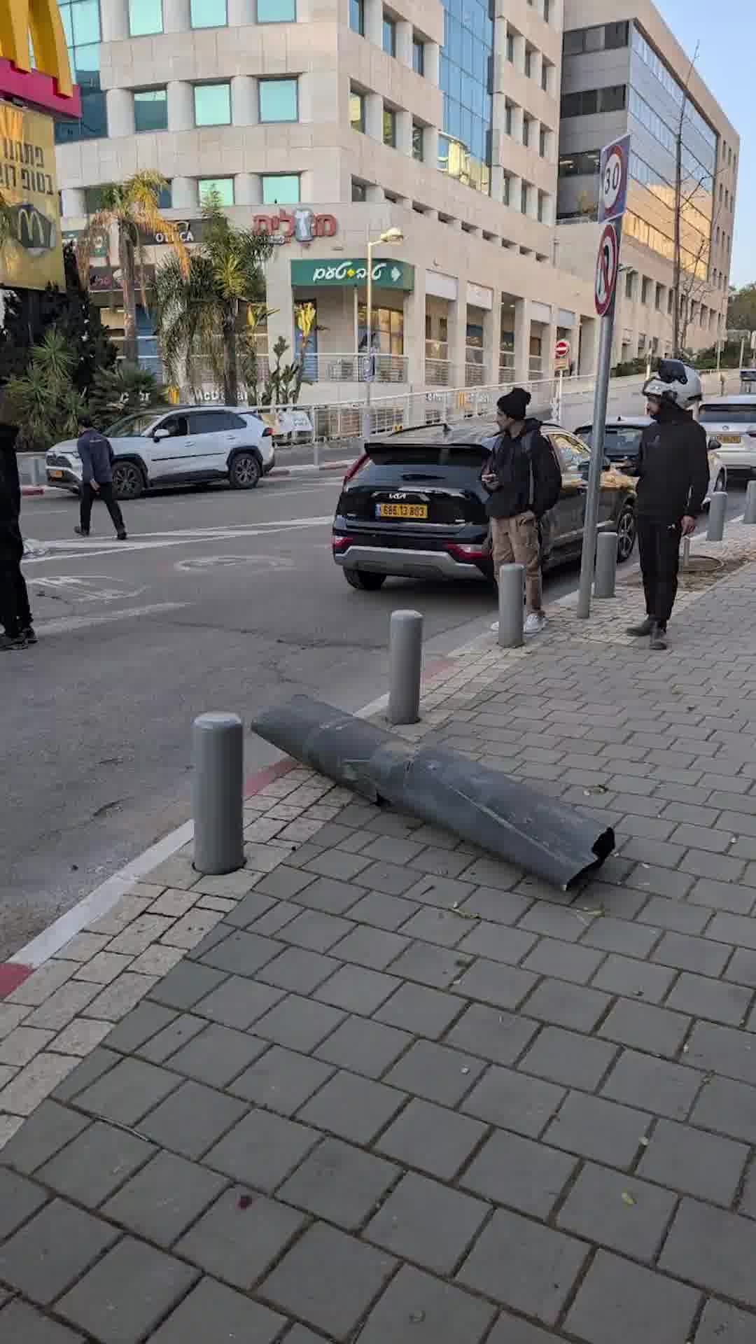שבר טיל ענק באמצע הכביש במרכז הארץ: תיעוד ראשון מהזירה