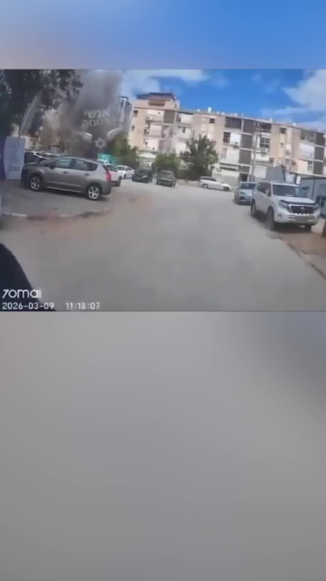 הטיל מתרסק בין המכוניות בחניון השכונתי: התיעוד מהנפילה במרכז הארץ | פורסם באישור הצנזורה
